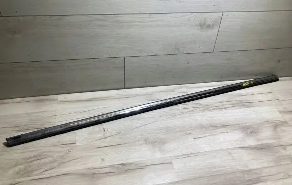 Front door glass trim molding
