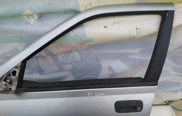Peugeot 406 Front door window glass four-door