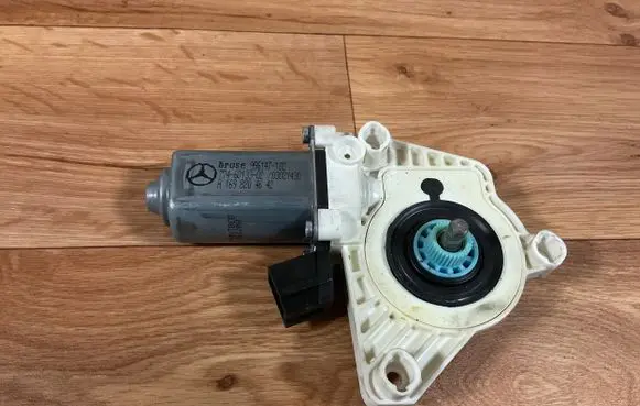 Mercedes-Benz B W245 Rear door window regulator motor A1698204642 996147102 7746013302