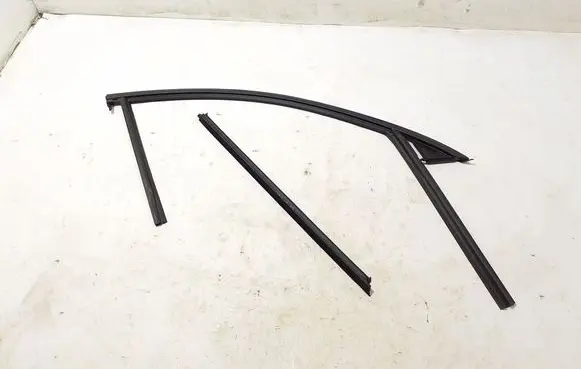 Volvo C40 Front door rubber seal 32378437