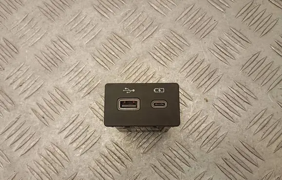 Lexus NX USB socket connector 8619048110 10R0616004