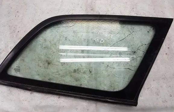 Toyota Avensis T220 Rear side window