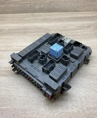 Peugeot 607 Fuse module 9643577080