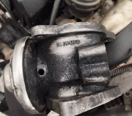 Volkswagen Golf V EGR valve 038129637d