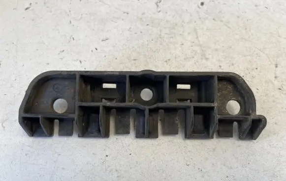 Fender mounting bracket