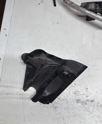 Volkswagen PASSAT B8 Battery tray heat shield 7H0915437