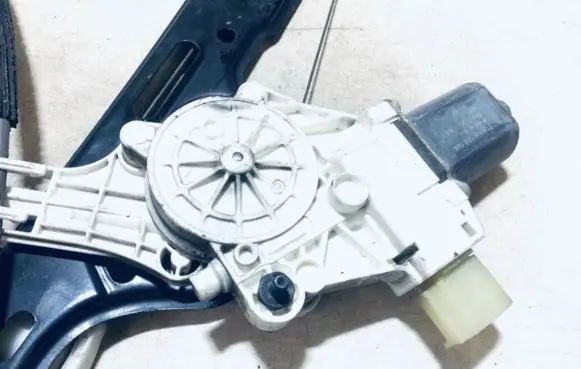 BMW 1 E81 E87 Front door window regulator motor 6927028 996625101