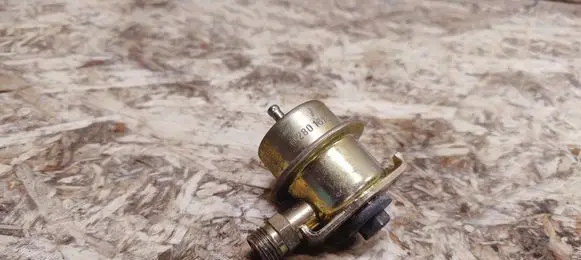 Porsche 944 Fuel pressure regulator 0280161018