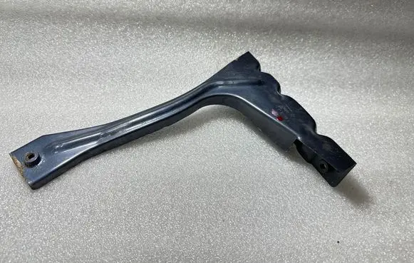 Audi A6 S6 C5 4B Front splash guards bracket 4B0821135A