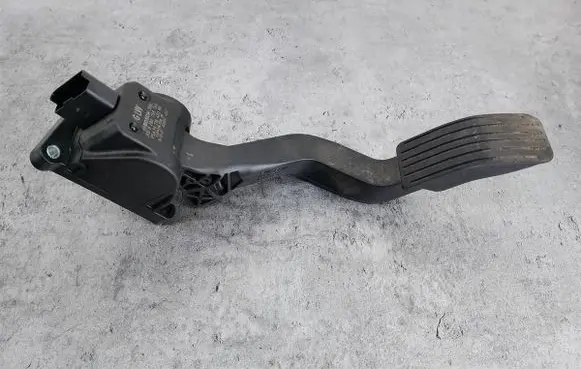 Accelerator throttle pedal