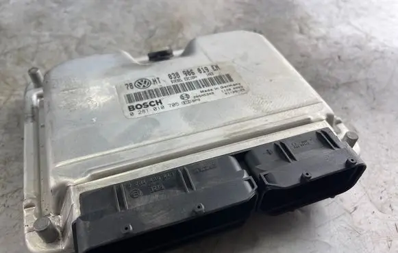 Volkswagen PASSAT B5 Engine control unit/module 038906019en 0281010705