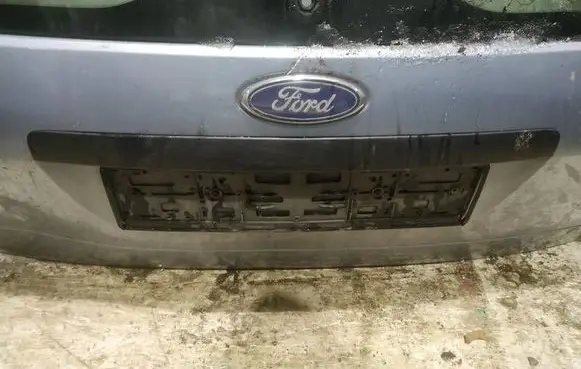 Ford Focus Trunk door license plate light bar 