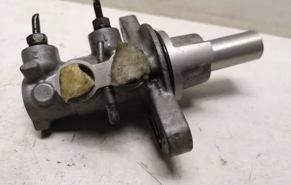 Renault Kangoo II Master brake cylinder 0204Y24321