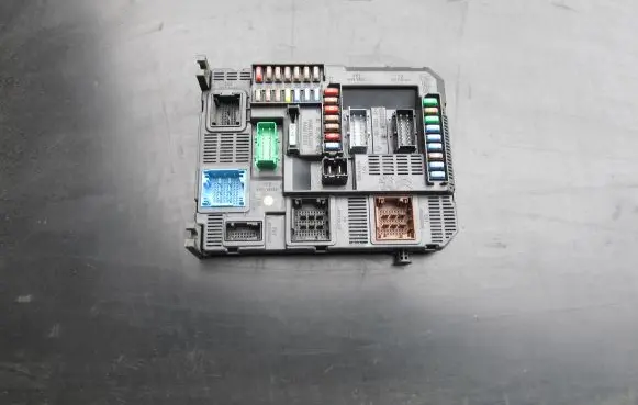 Peugeot 208 Fuse module 9807532080 20131021 E1095294