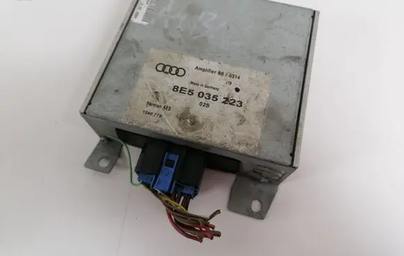 Audi A4 S4 B5 8D Aerial antenna amplifier 8E5035223