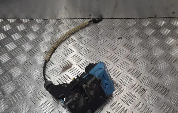 Volvo V70 Front door lock 8650546