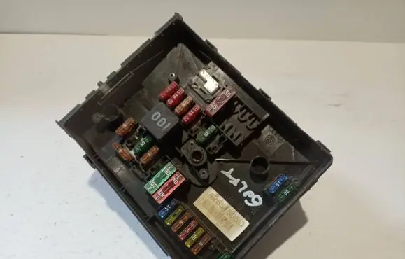 Volkswagen Golf V Fuse box set 01718130 426515050