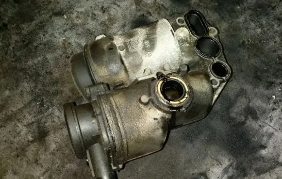Volvo V70 Oil filter cover 6740273266