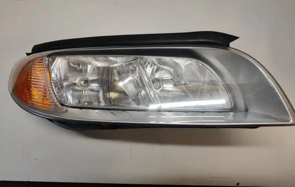 Volvo V70 Headlight/headlamp 31353336