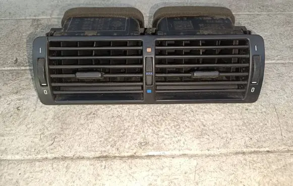BMW 5 E39 Dash center air vent grill 8391179