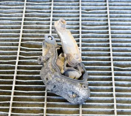 Volvo S60 Engine mount bracket 6G926P082LB 6G926P082AB
