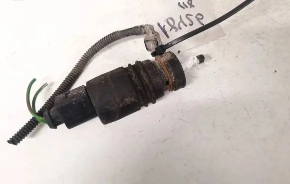 Volkswagen PASSAT B6 Windscreen/windshield washer pump
