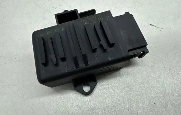 Volkswagen PASSAT B7 Seat heating relay 1K0959772