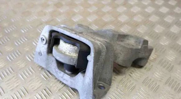 Engine mount bracket
