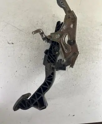 Toyota Yaris Clutch pedal 