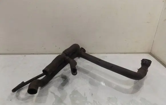 Volkswagen PASSAT B6 Engine coolant pipe/hose