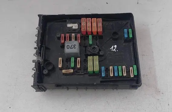 Volkswagen PASSAT B6 Fuse box set 1E2810071491