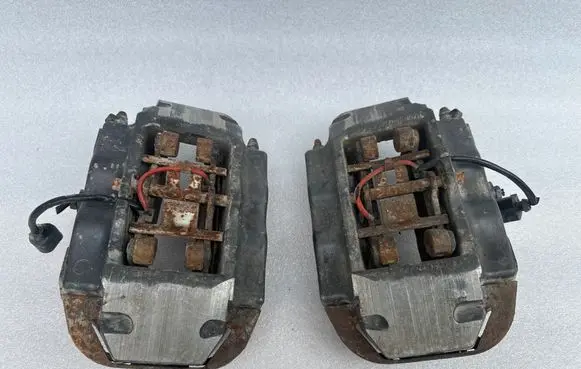 Volkswagen Touareg I Rear brake caliper 207673046A 207673045A