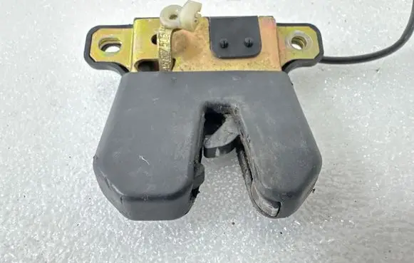 Audi A6 S6 C4 4A Tailgate/trunk/boot lock/catch/latch A5827505H