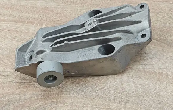 BMW 8 G16 Engine mounting bracket 6861559