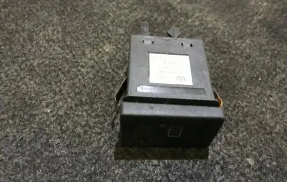 Volkswagen PASSAT B5.5 Windscreen/window heater switch 3b0959621c