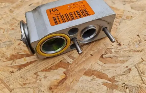 Volvo XC90 Air conditioning (A/C) expansion valve 31404338 HF01234V