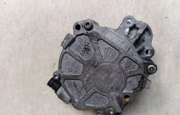 Audi A4 S4 B7 8E 8H Vacuum pump 03l145100f