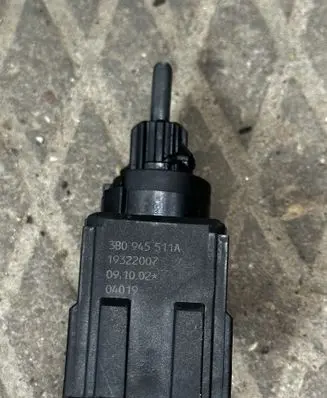 Volkswagen Touran I Brake pedal sensor switch 3B0945511