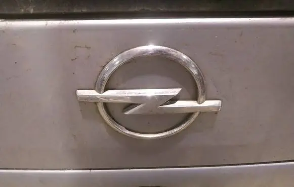 Opel Zafira A Manufacturer badge logo/emblem 