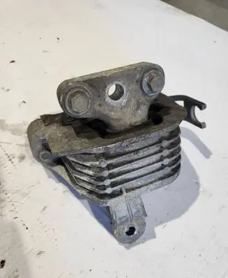 Engine mount bracket