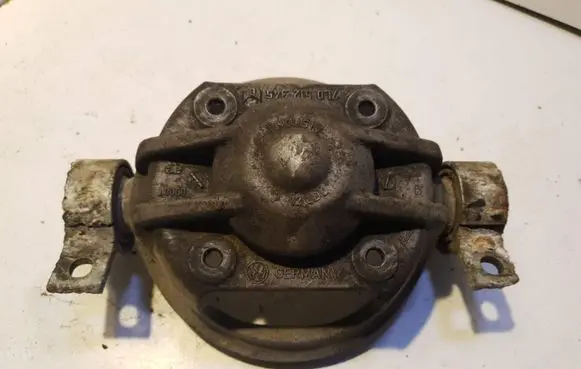 Volkswagen Touareg I Front shock absorber mounting bracket 7L0512345B
