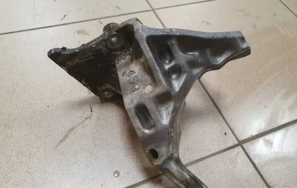 Toyota Land Cruiser (HDJ90) Engine mounting bracket 246260459