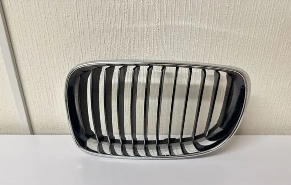 BMW 1 E82 E88 Front bumper upper radiator grill 51137166439 7166439