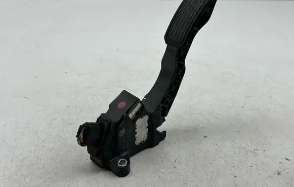 Accelerator throttle pedal