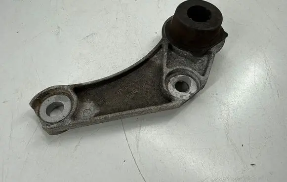 Chevrolet Camaro Muffler mount bracket/holder 23200936