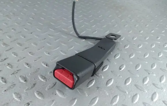 Front seatbelt buckle