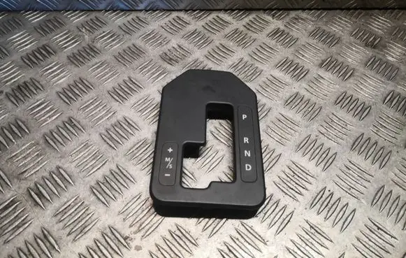 Land Rover Discovery 3 - LR3 Gear shifter surround trim plastic FJV500272