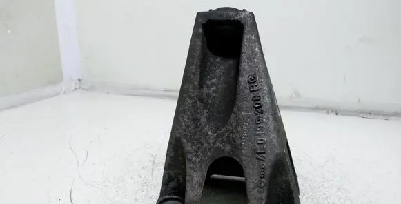 Audi A8 S8 D3 4E Engine mounting bracket 4E0199308 4E0199308BG