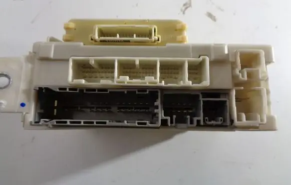 Lexus IS 220D-250-350 Fuse module 8273053021