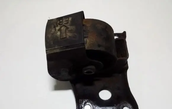 Nissan Almera N16 Engine mount bracket